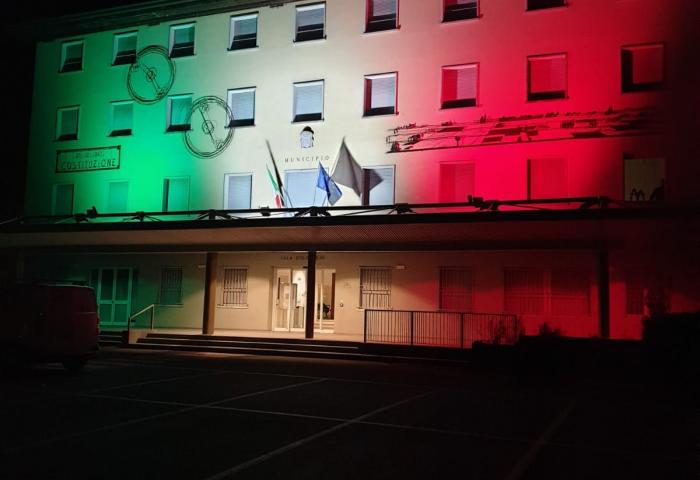 31 Marzo 2020 - Municipio illuminato con il tricolore