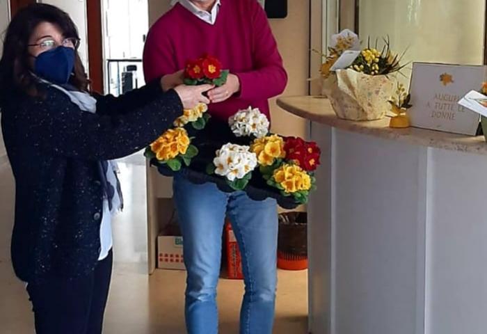 8 Marzo 2021 - Dono delle primule alle dipendenti del Comune, in occasione della Festa della Donna