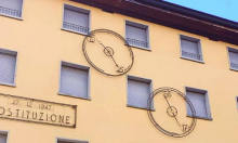 Facciata del Comune di Sala Bolognese con la scultura che rappresenta l'orologio della Stazione di Bologna 2 Agosto 1980