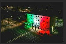 Municipio illuminato in tricolore